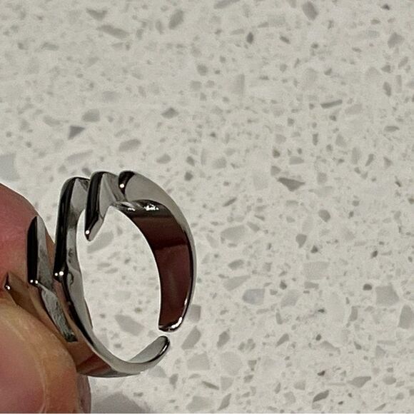 Minimalist Square Hollow Adjustable stainless steel Ring - Picture 7 of 10